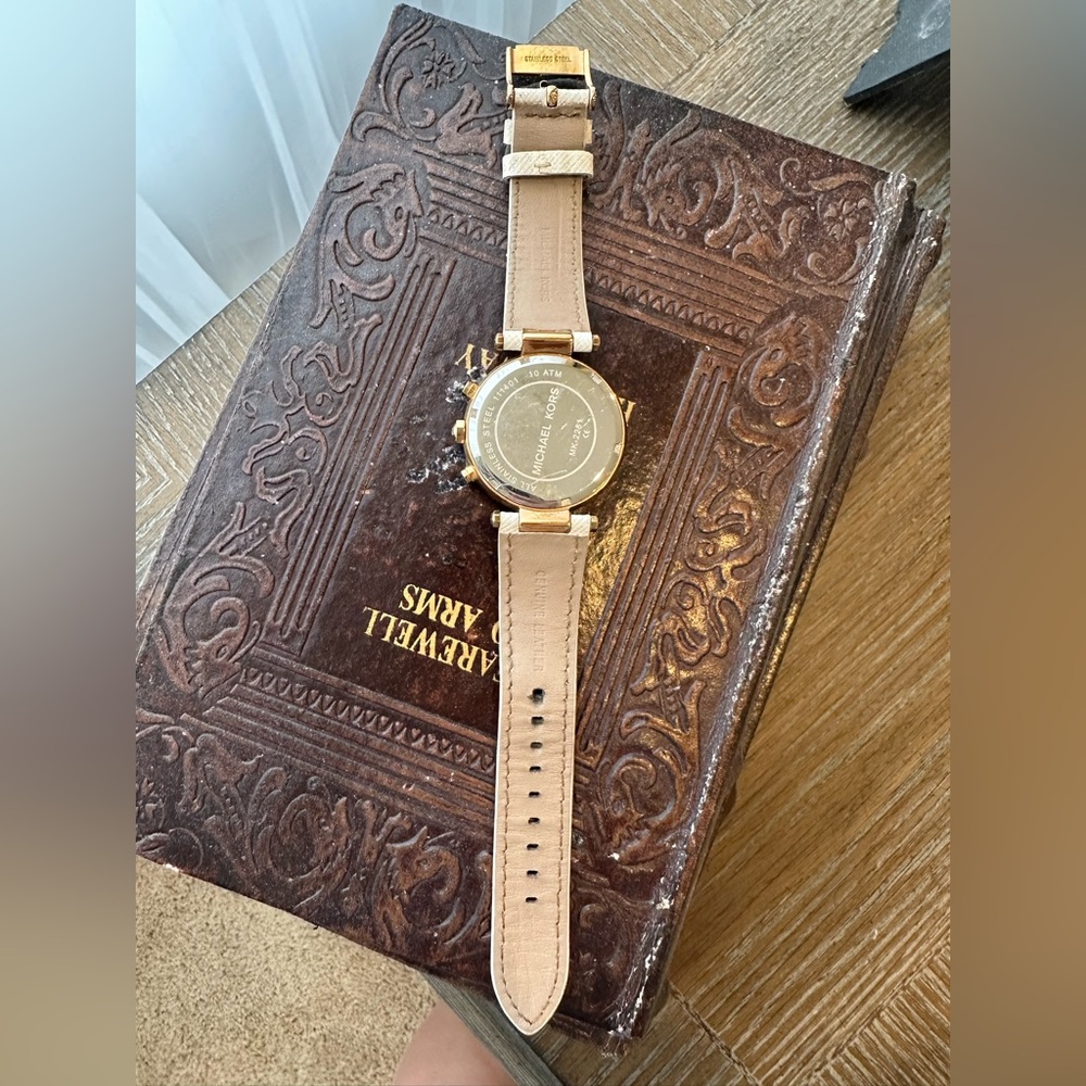 Michael Kors Women's Watch with leather band rose gold and crystals - Picture 3 of 6